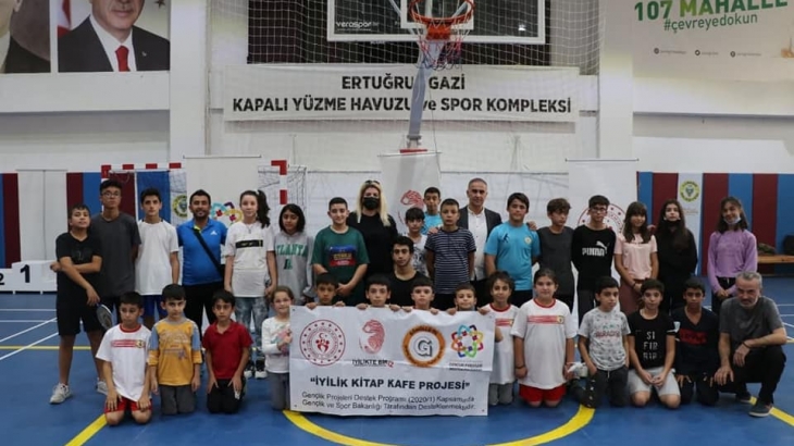 Badminton kursu devam ediyor